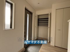 シューズボックスと廊下には収納棚があります。