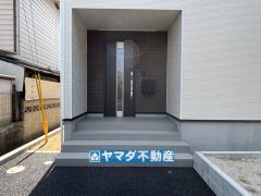 玄関横にはポストが設置されているので雨に濡れずに安心ですね。