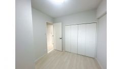洋室5帖のお部屋です。床フローリング、クロス張替、ドア交換、照明器具を交換。
