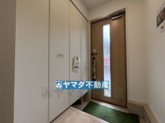 大容量のシューズボックスがあり、廊下には収納棚完備