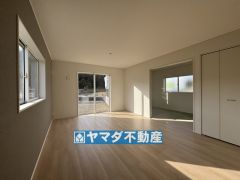 リビングの広さに加えて和室の入り口を開放すればさらに広々とした空間になります