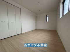 2階洋室7.5帖のお部屋です。