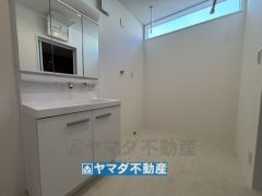 洗面台隣にはランドリールーム完備