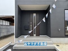 玄関横にはポストが設置されているので雨に濡れずに安心ですね。