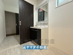 三面鏡タイプだから朝の準備も効率的ですね
