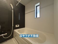 浴槽にはベンチスペースがあるので半身浴やお子様も座ることができ安心快適です