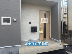 玄関横にはポストが設置されているので雨に濡れずに安心ですね