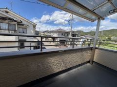 テラス屋根の付いたバルコニー