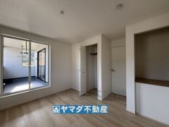 2階洋室6.5帖のお部屋です。