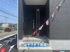 玄関横にはポストが設置されているので雨に濡れずに安心ですね。