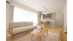 明るく開放的なリビングには窓からの明るい日差しが差し込みます