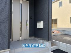玄関横にポストが設置されています