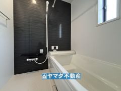 浴槽にはベンチスペースがあるので半身浴やお子様も座ることができ安心快適です