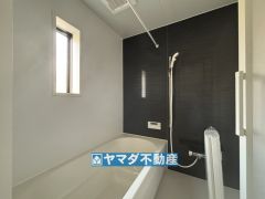 浴槽にはベンチスペースがあるので半身浴やお子様も座ることができ安心快適です