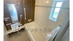 浴槽にはベンチスペースがあるので半身浴やお子様も座ることができ安心快適です