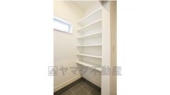 玄関には季節物も収納できるシューズクロークがあります