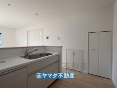 キッチンに隣接した便利な収納スペース