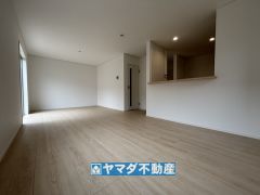 19.3帖のリビングには日用品の整理に便利なリビング収納があります。