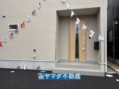 玄関横にはポストが設置されているので雨に濡れずに安心ですね。