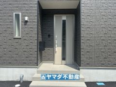 玄関横にはポストが設置されているので雨に濡れずに安心ですね。