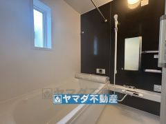 浴槽にはベンチスペースがあるので半身浴やお子様も座ることができ安心快適です