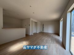 21帖のリビングには日用品等を収納できる便利な収納スペースがあります