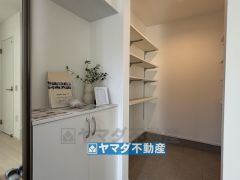 広々シューズクロークのある玄関