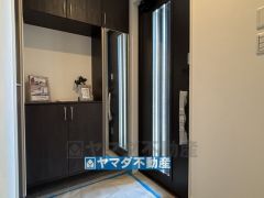 玄関にはミラー付き収納ボックス