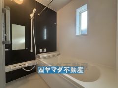 浴槽にはベンチスペースがあるので半身浴やお子様も座ることができ安心快適です