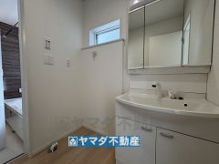 三面鏡タイプだから朝の準備も効率的ですね