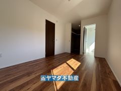 2階洋室ウォークインクローゼット＆サンルームのある6.8帖のお部屋です。