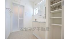 洗面所には高さを変更できる収納棚があります