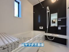 浴槽にはベンチスペースがあるので半身浴やお子様も座ることができ安心快適です