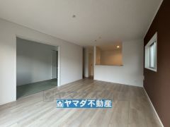 リビングの広さに加えて和室の入り口を開放すればさらに広々とした空間になります