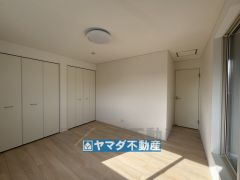 2階洋室7.7帖のお部屋です。