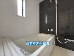 浴槽にはベンチスペースがあるので半身浴やお子様も座ることができ安心快適です