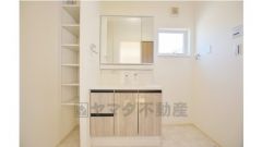 可動式の収納棚完備、三面鏡タイプの洗面台