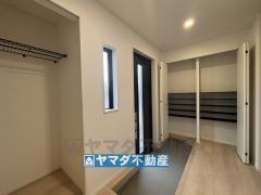 内玄関ホールには収納スペース