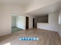 リビングの広さに加えて和室の入り口扉を開放すればさらに広々とした空間になります
