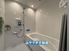 浴槽にはベンチスペースがあるので半身浴やお子様も座ることができ安心快適です