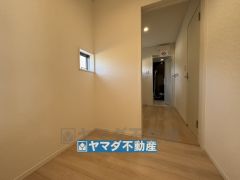 キッチン側に収納棚の他パントリー完備