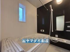 浴槽にはベンチスペースがあるので半身浴やお子様も座ることができ安心快適です