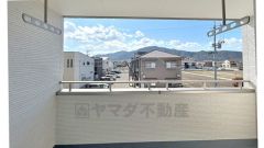 バルコニーには屋根があるので急な雨でも安心ですね。