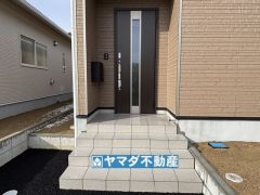 玄関横にはポストが設置されているので雨に濡れずに安心ですね