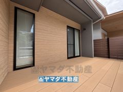 リビングに面した広々としたウッドデッキ