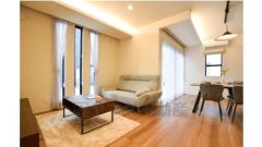 スリット開口からの光が差し込むリビング