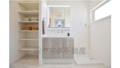 三面鏡タイプの洗面台に可動式の収納棚