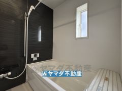 浴槽にはベンチスペースがあるので半身浴やお子様も座ることができ安心快適です