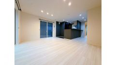 明るい開放的な16.2帖のリビング