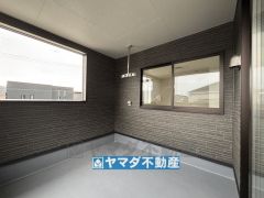 広々としたバルコニーは急な雨にも洗濯物が濡れずに安心ですね